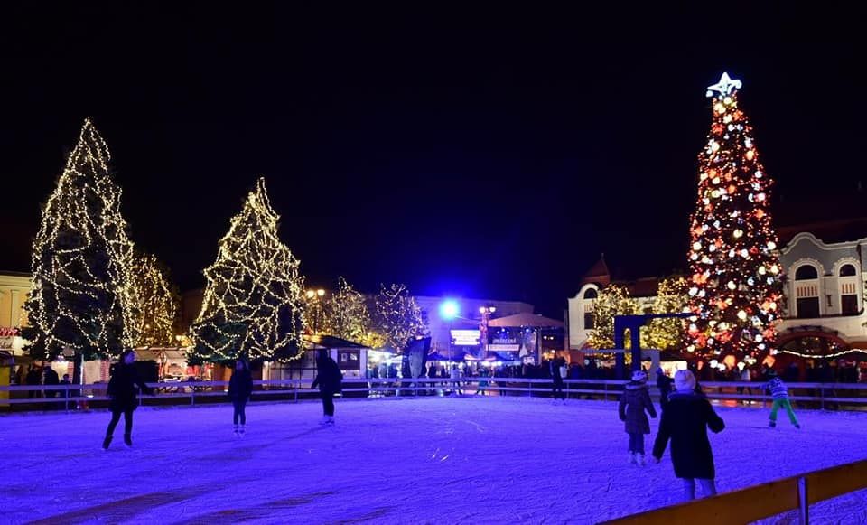 Târgul brazilor și patinoar în Piața Revoluției din Baia Mare