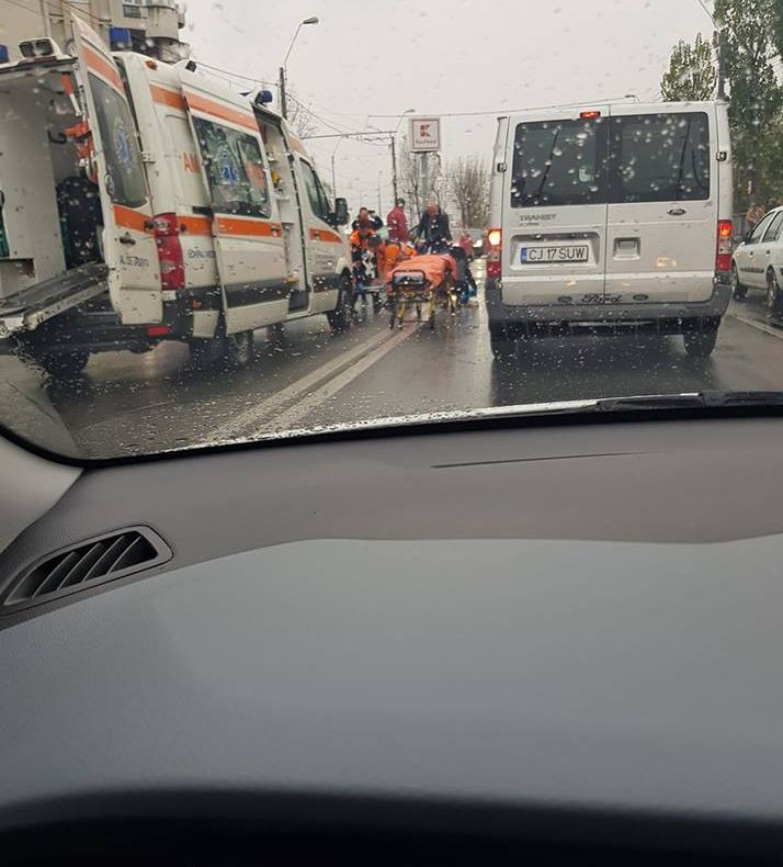 Bărbat accidentat pe trecerea pentru pietoni