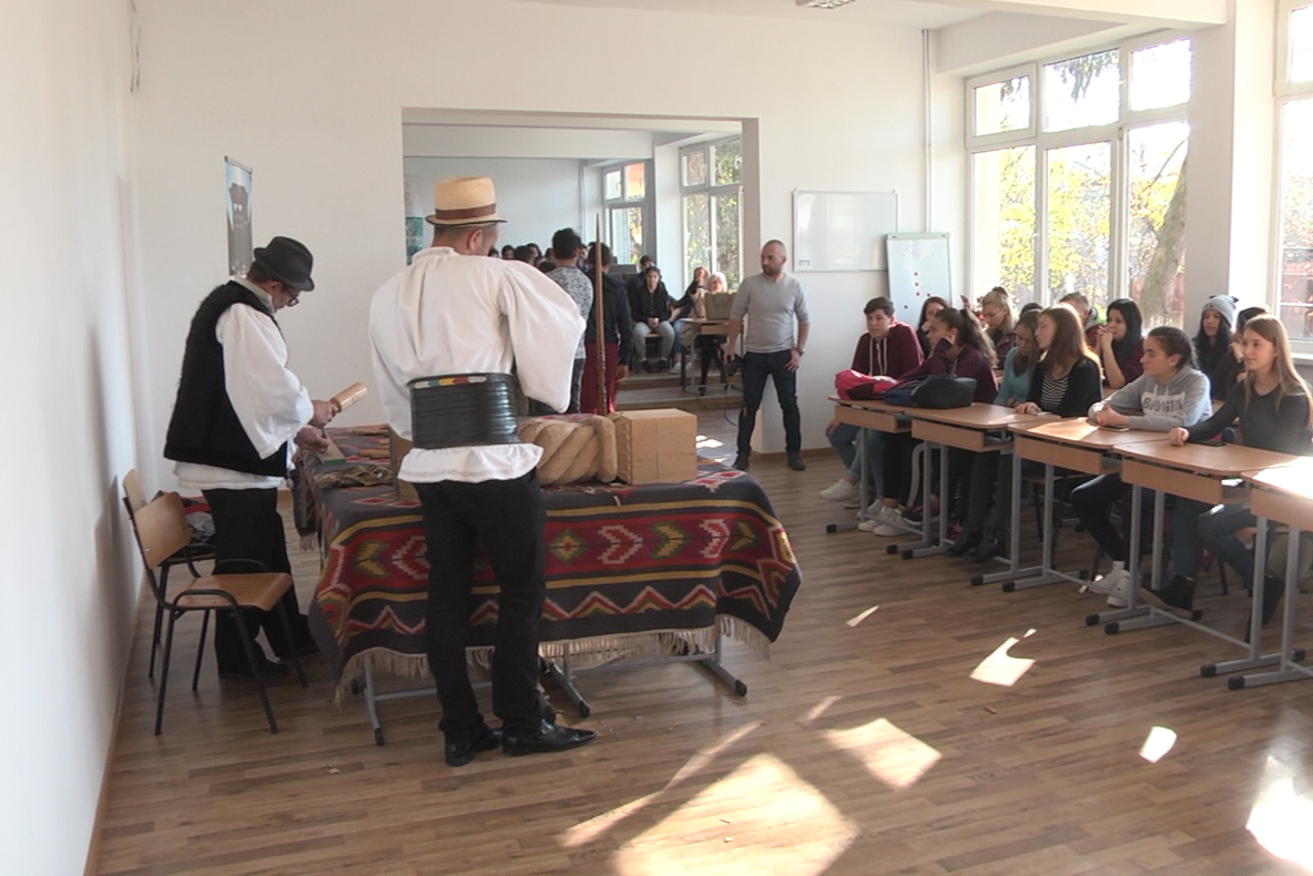 Workshop pentru elevii din Sighetu Marmației privind tehinca de realizare a porților maramureșene