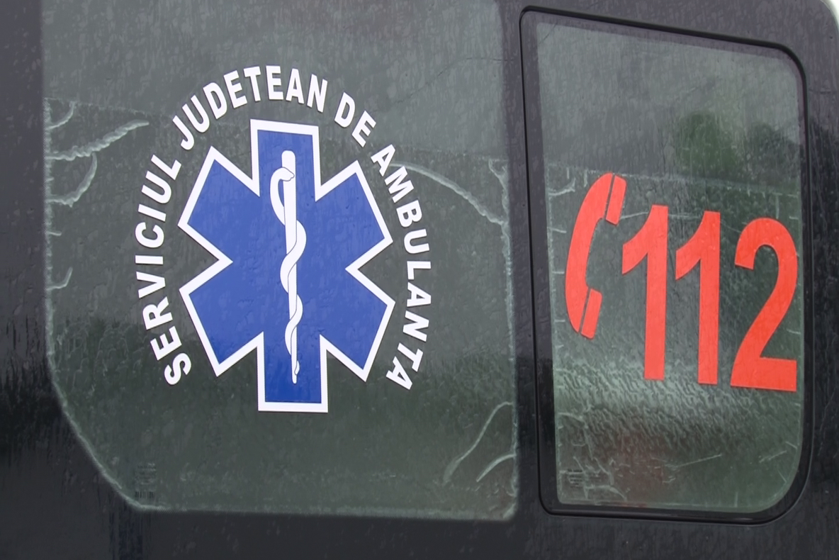 SCANDAL: I-au înjurat pe ambulanţierii veniţi să acorde asistenţă medicală de urgenţă