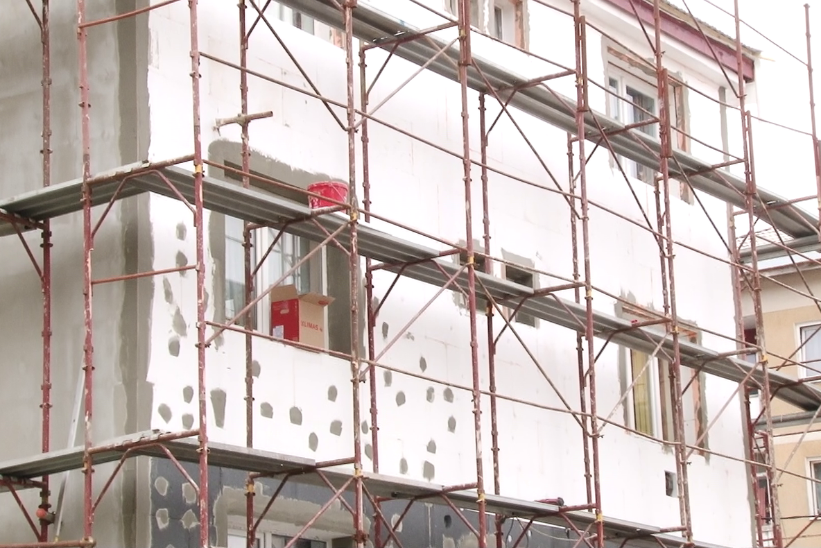 A început reabilitarea termică a blocurilor de locuințe, la Cavnic