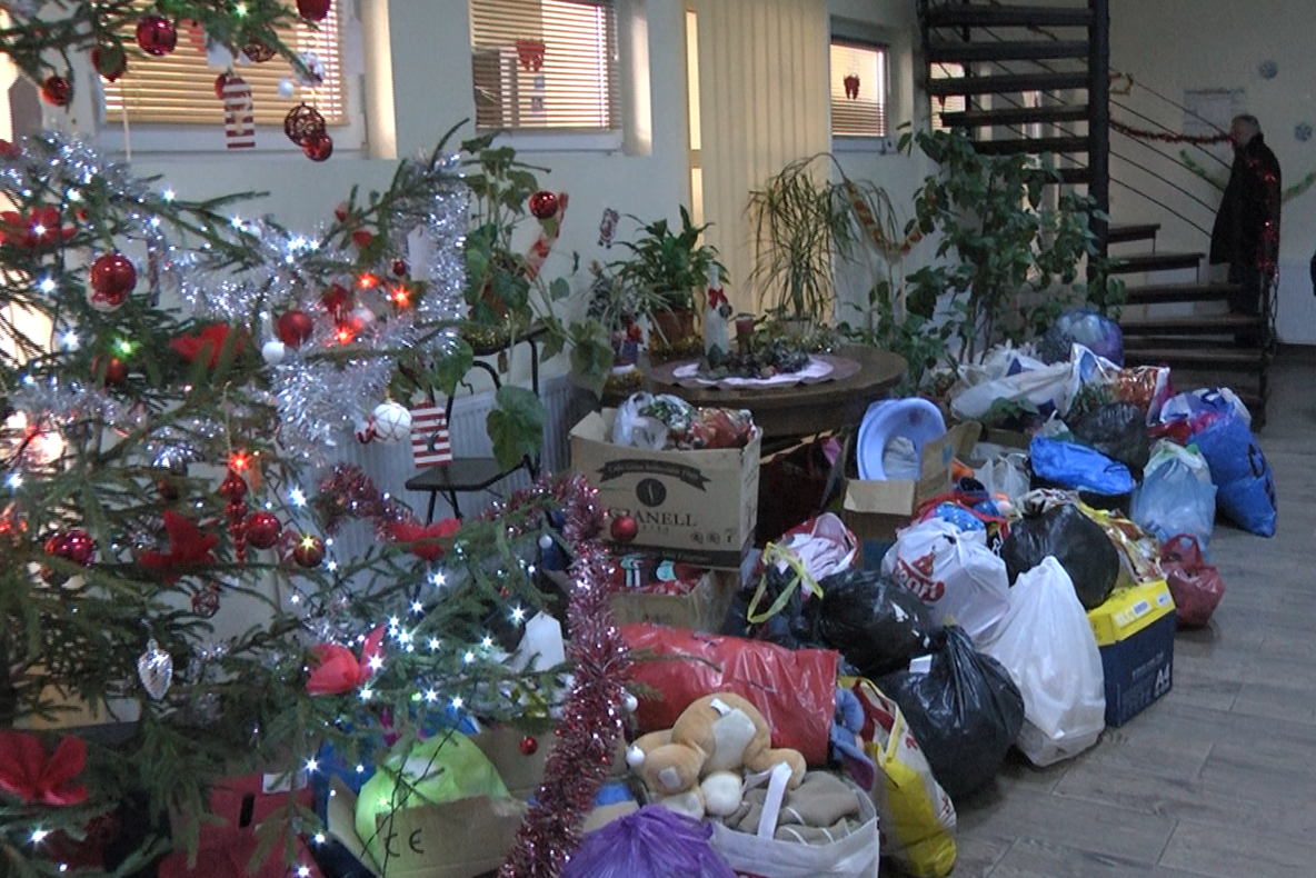 AJUTOARELE LUI MOȘ CRĂCIUN-Daruri de la copii pentru copii