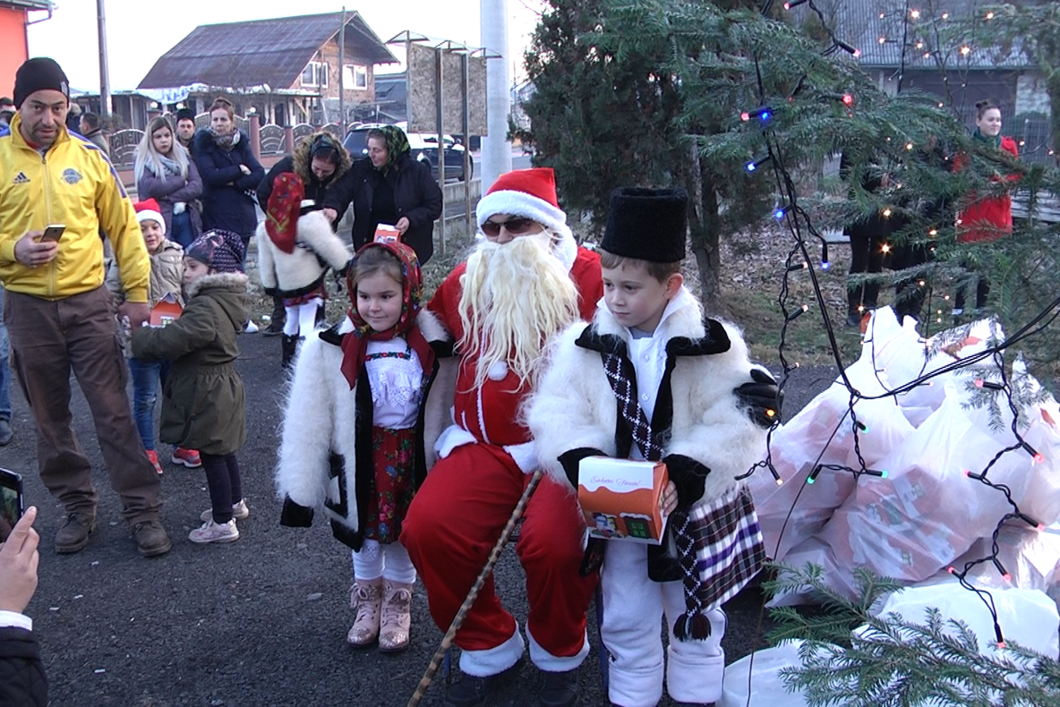 Cadouri de la Moș Nicolae pentru copiii din Sat Șugatag