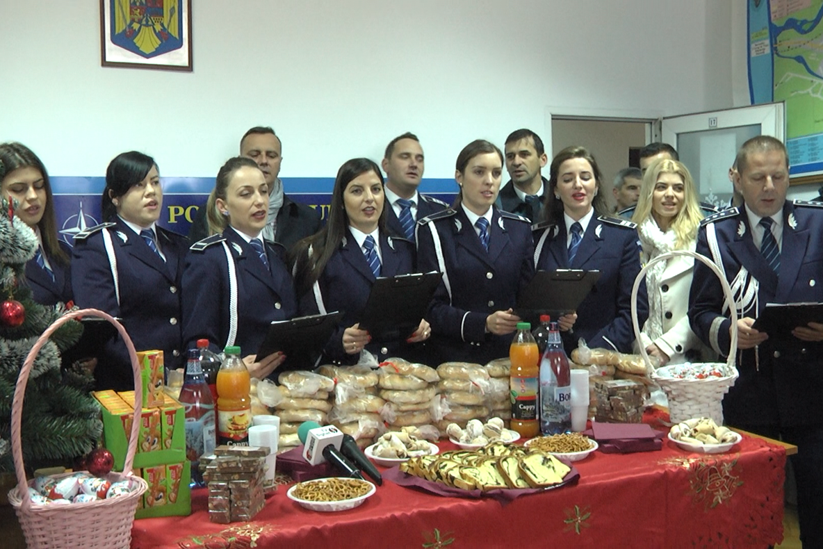 Misiune specială pentru Moș Crăciun. Acesta  a fost adus de către un echipaj de poliţie cu sirene şi girofaruri pornite
