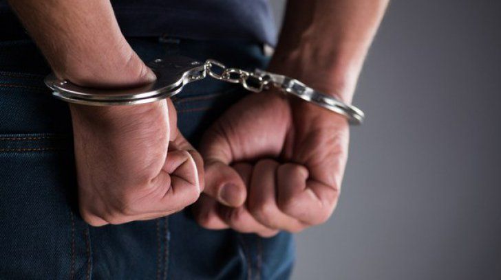 Trei bărbaţi, condamnaţi la închisoare cu executare pentru contrabandă, încarceraţi de poliţişti