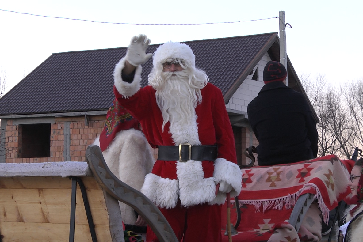 Moș Nicolae i-a vizitat pe copiii cuminți din Maramureș