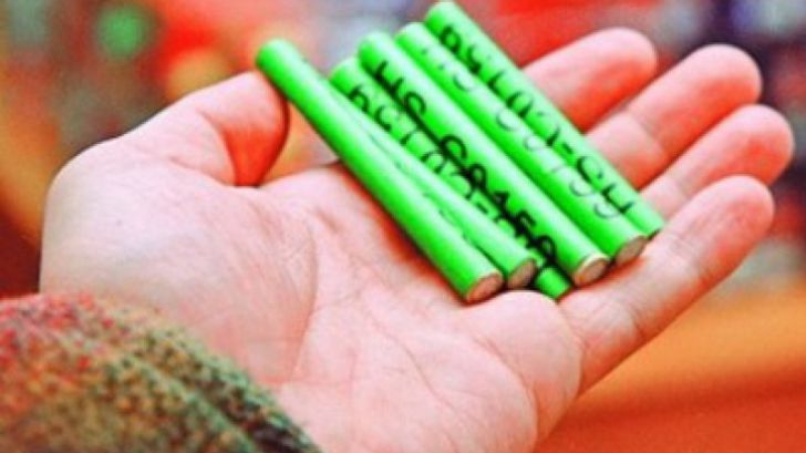 Doi tineri sunt cercetați de polițiști după ce au distrus, in joaca cu petarde, parbrizul unui autoturism