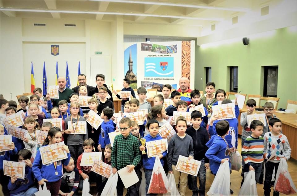 Cupe, medalii, diplome și cadouri pentru elevii participanți la concursul de șah ”Cupa Centenar”