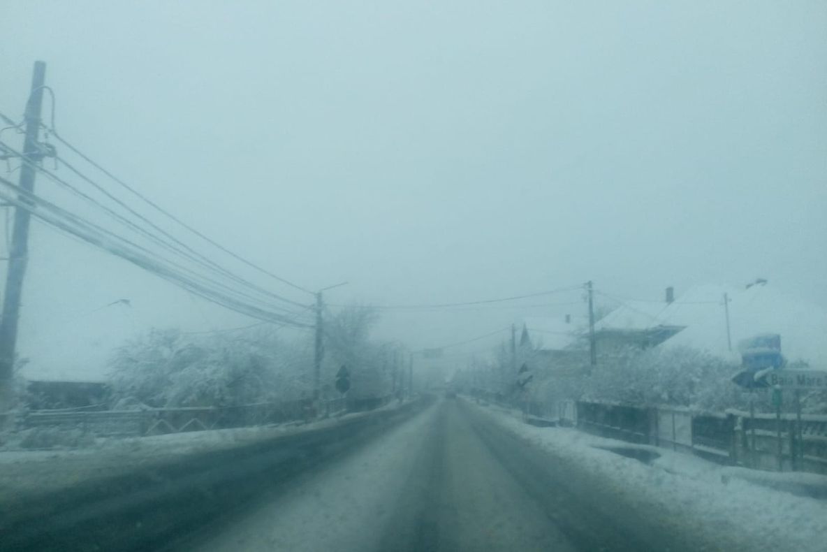 Circulație rutieră în condiții de iarnă pe sectoarele de drumuri din județul Maramureș