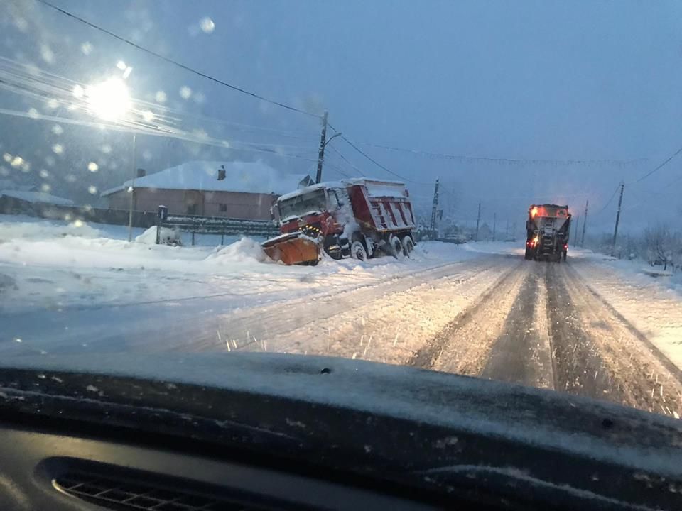 CALCULE PE HÂRTIE: Utilaje de intervenție și stocuri de materiale antiderapante, pregătite pentru deszăpezirea drumurilor publice din Maramureș