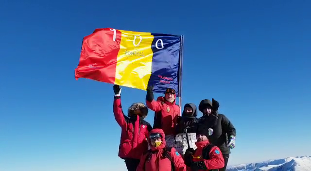 Tricolorul, pe Pietrosul Rodnei, la altitudinea de 2.303 metri