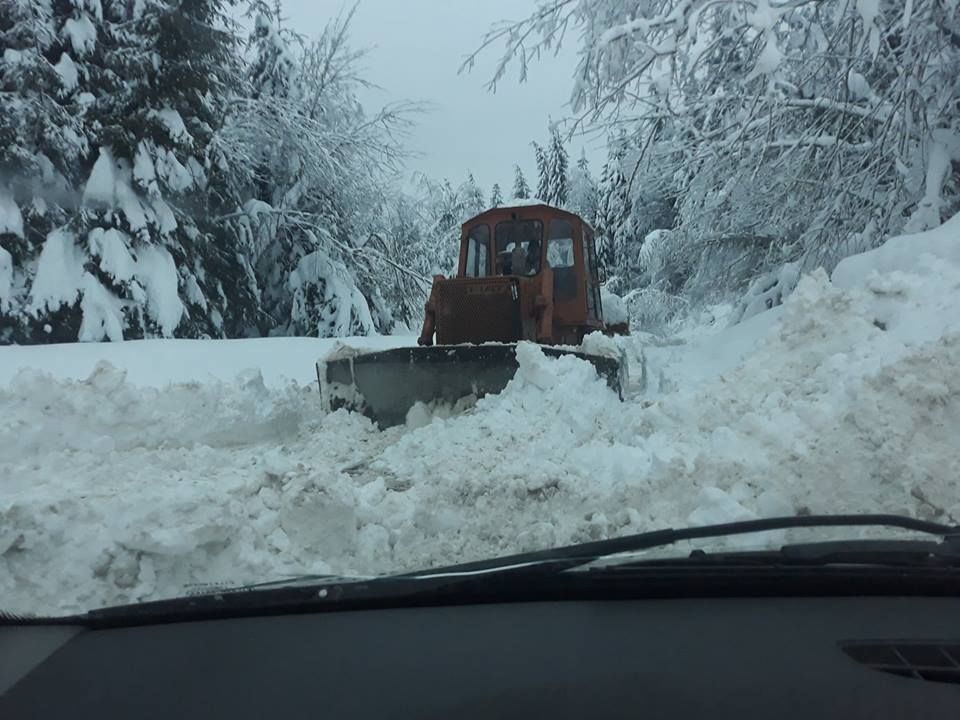 Rămân închise temporar circulaţiei rutiere DJ 83 Valea Neagră-Izvoare şi DJ83A Mara-Runcu