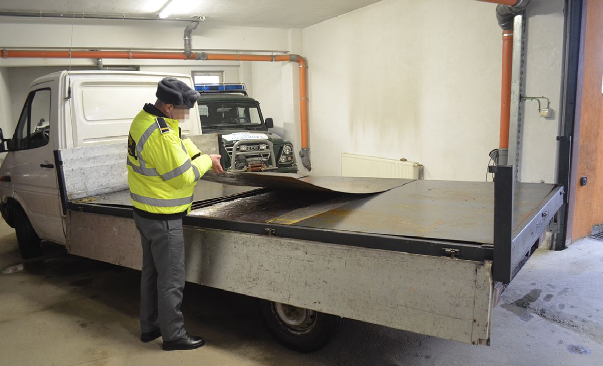 Autoutilitară încărcată cu țigări de contrabandă,  descoperită de polițiștii de frontieră