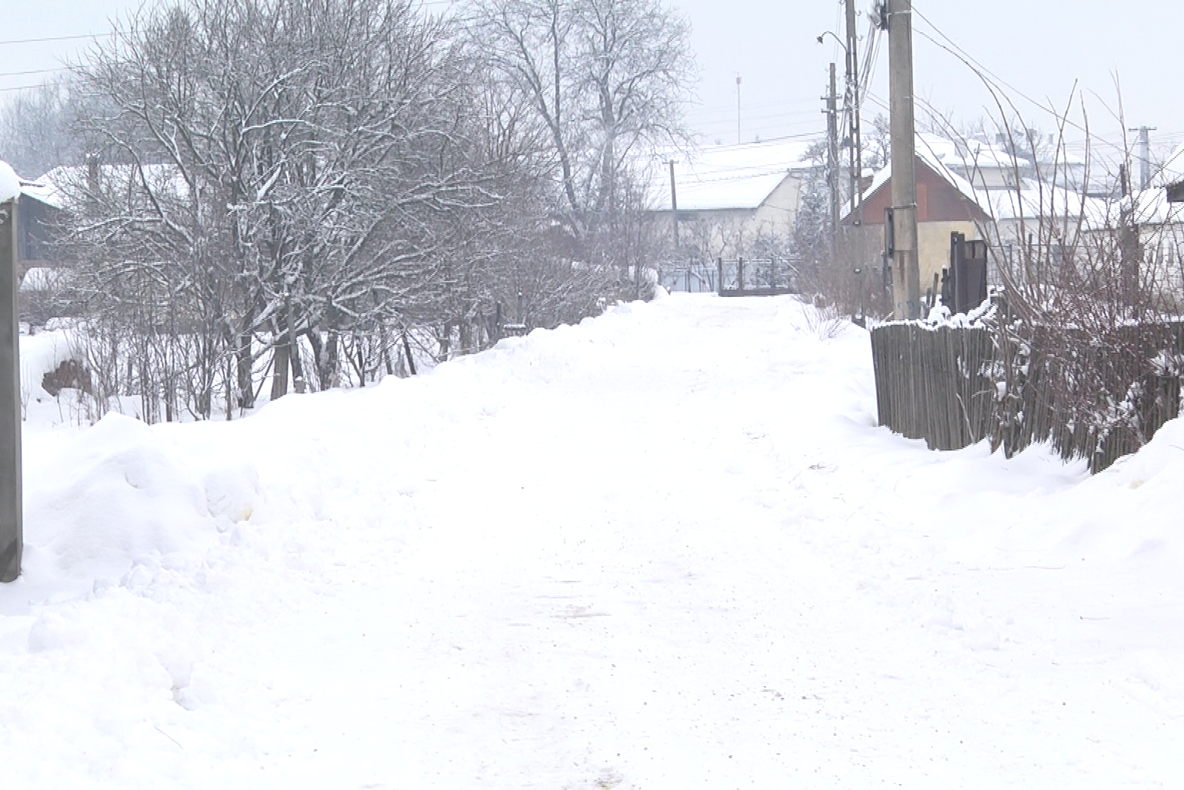 Cetățenii sunt obligați să curețe zăpada de pe trotuarul din fața casei