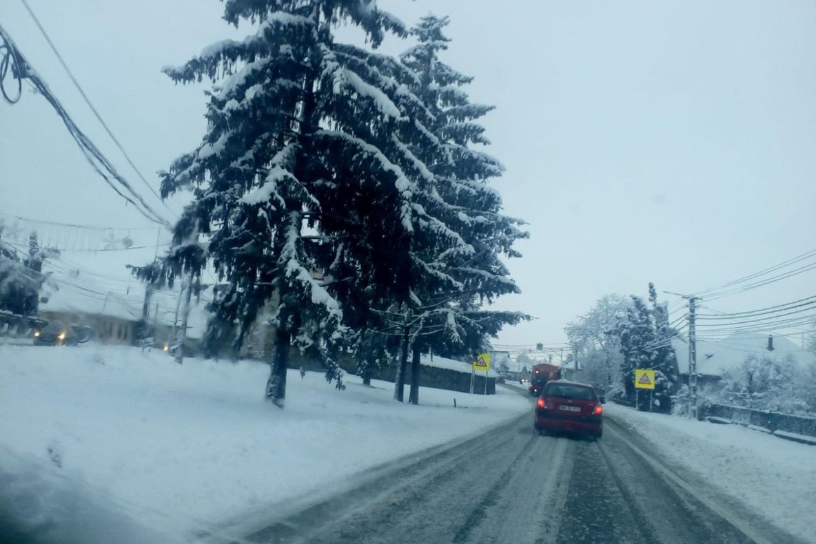 Aproape 300 de tone de material antiderapant, utilizate pentru drumurile județene