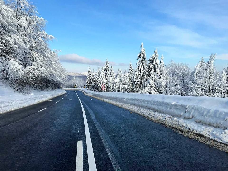Vizibilitate redusa de ceata, sub 100 de metri, in Pasul Prislop