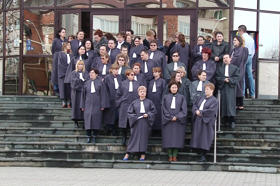 Grefierii anunță noi forme de protest. Salariile personalului auxiliar de specialitate și conex din instanțe și parchete au fost greșit calculate