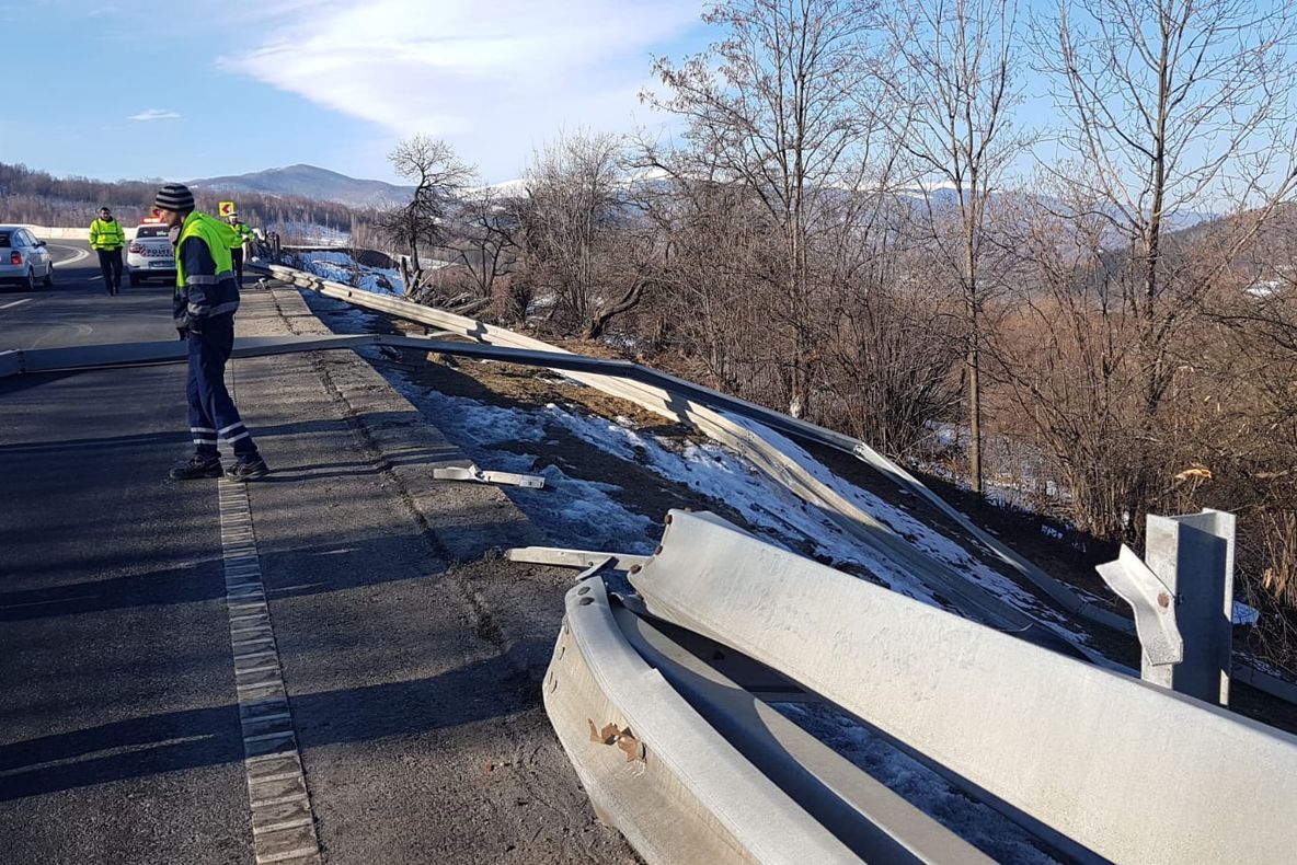 Magazie mistuită de foc. Pompierii au lichidat incendiul după cinci ore