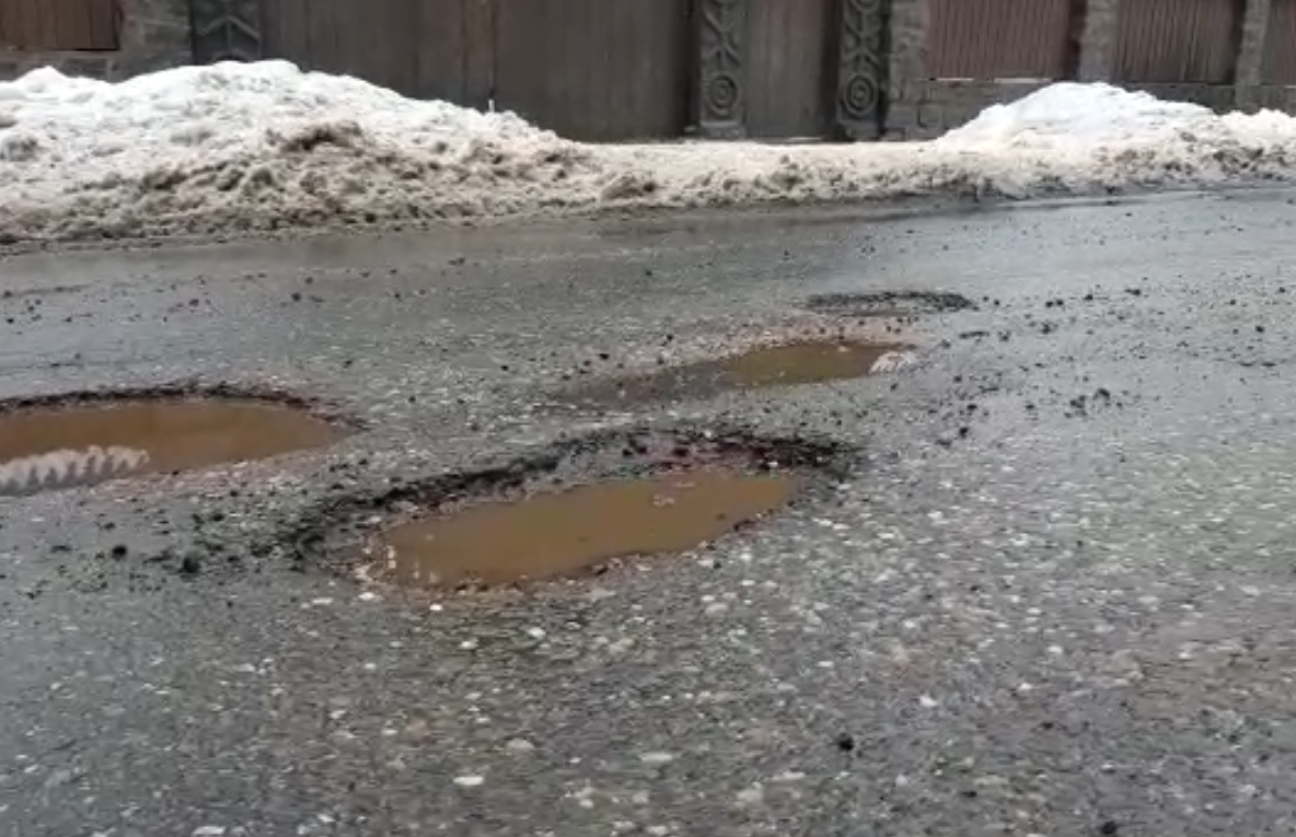 Odată cu încălzirea vremii au apărut și gropile în asfalt pe DJ 186