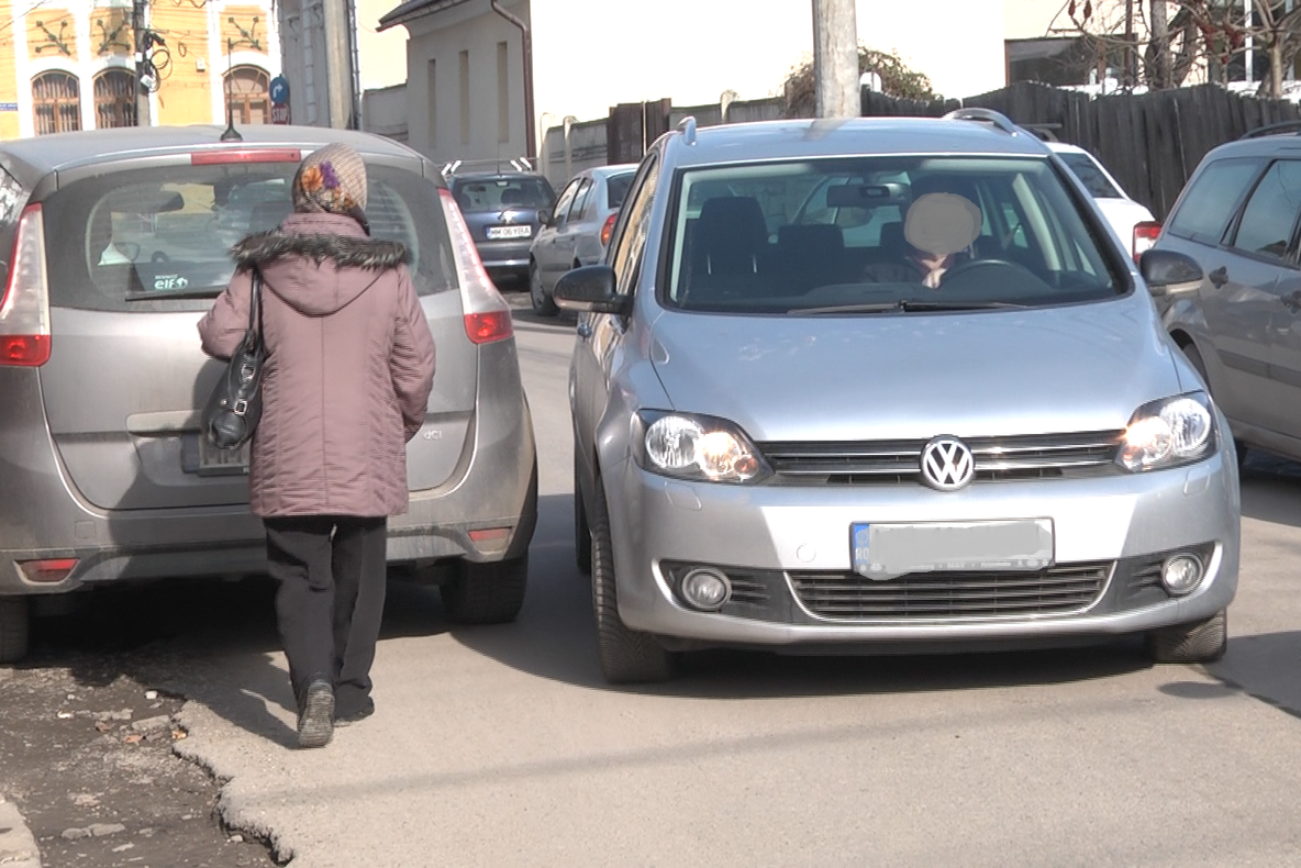 Circulație haotică pe o stradă din Sighetu Marmației