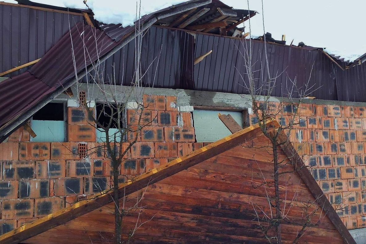 Maramureșenii au fost păgubiți din cauza căderilor masive de zăpadă