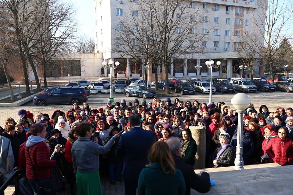 Asistenții medicali și infirmierii din Sighet, protest în fața primăriei