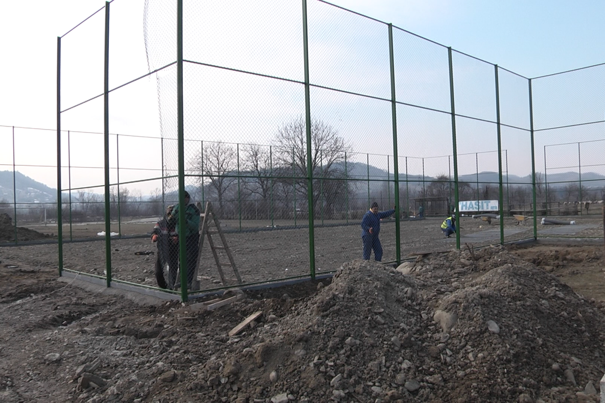 Se lucrează la terenul de sport din Bârsana