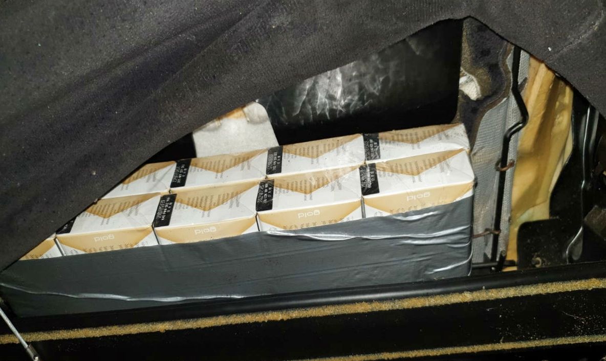 Peste 7.500 de pachete cu țigări, confiscate la frontiera de nord