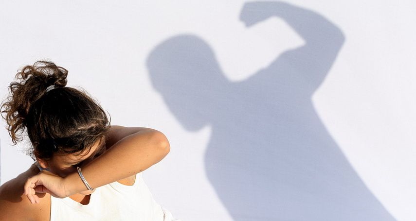 Bărbaţi evacuaţi de polițiști din locuințe după ce și-ar fi agresat partenerele de viaţă