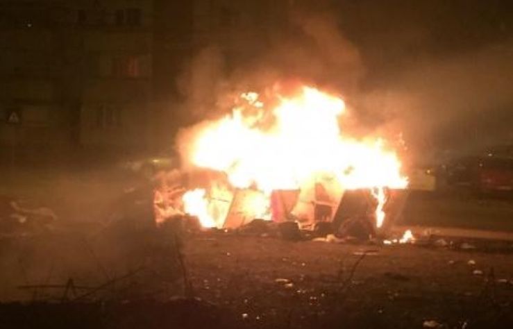 Pagube de mii de euro provocate de cei care aprind pubelele de gunoi