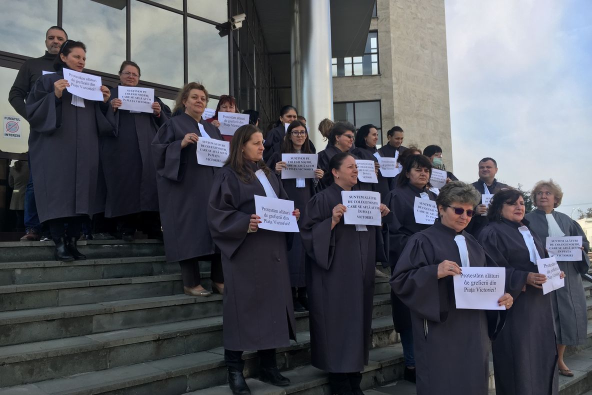 Au protestat şi grefierii din Baia Mare
