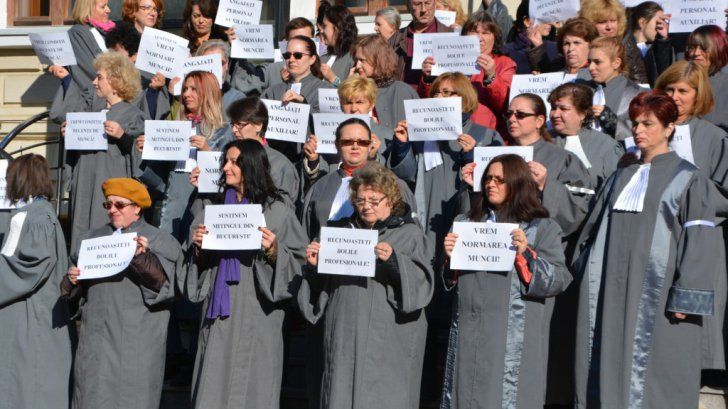 Miting contra injustiției sociale. Grefierii ies și rămân în stradă pe termen nedeterminat