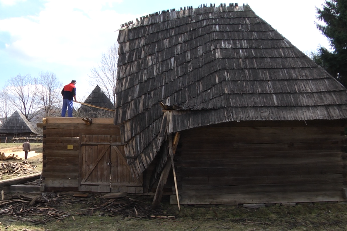 S-au prăbușit acoperișurile a două case de lemn de la Muzeul Satului din Sighet