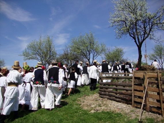 29 Aprilie - Obiceiul de primăvară „Udătoriul" - Şurdeşti