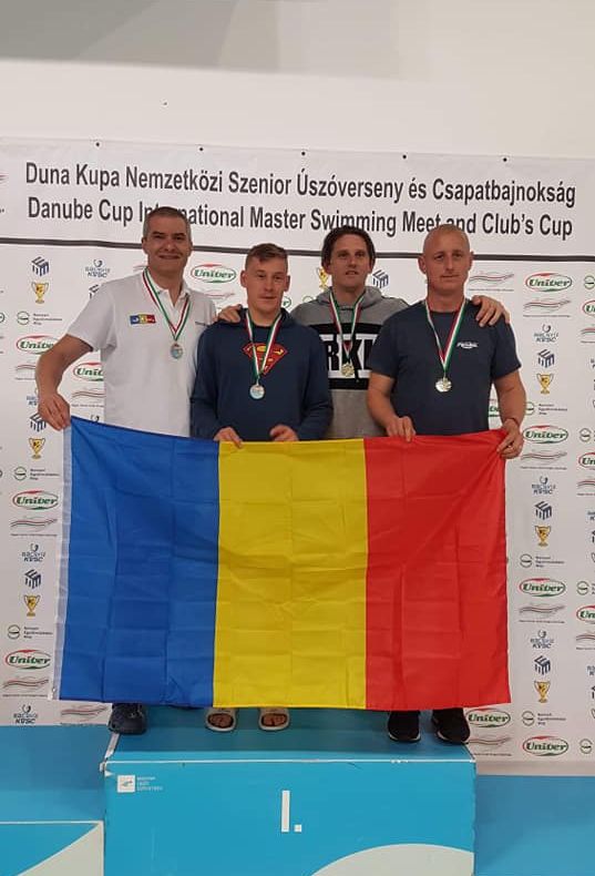 Noi medalii la înot