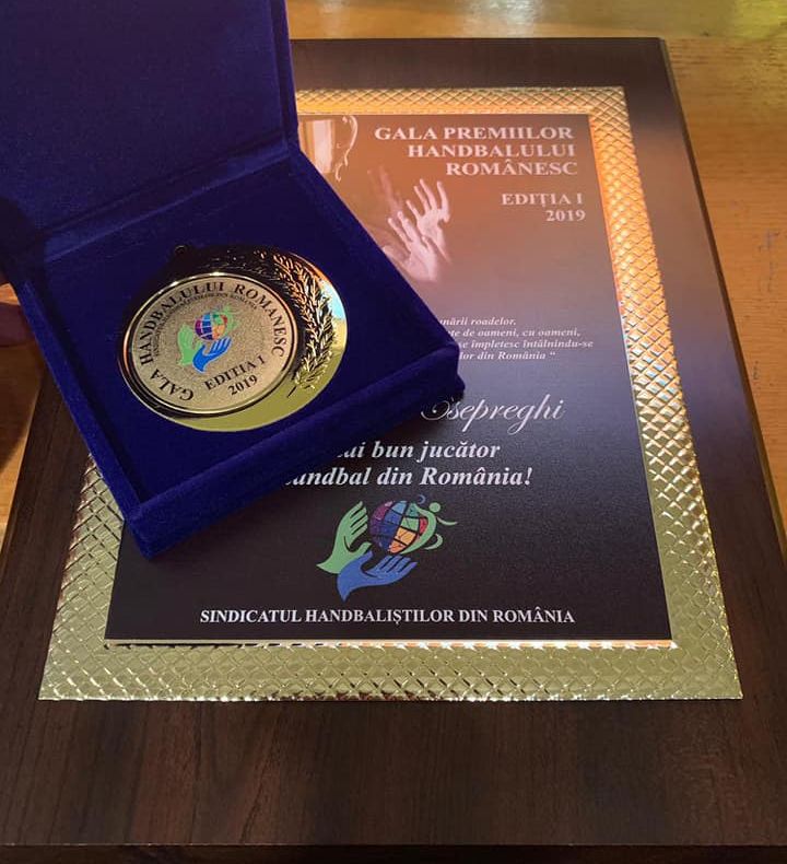 Alexandru Csepreghi declarat cel mai bun jucător din România la Gala Premiilor Handbalului Românesc