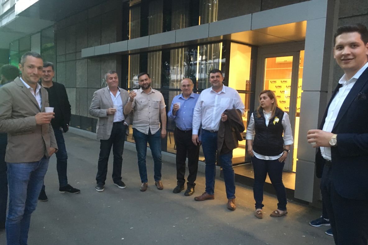 Bucurie mare la sediile PNL și USR la aflarea rezultatelor