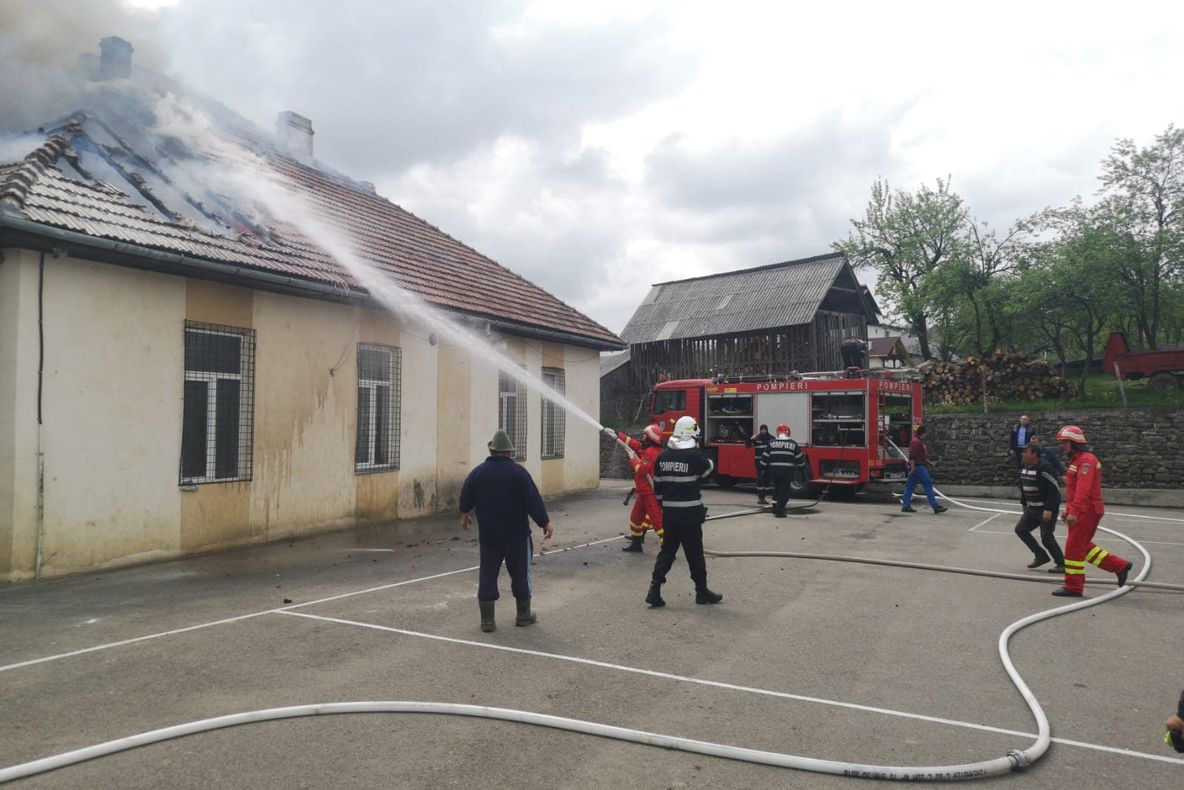 ( FOTO) Incendiu la o școală din Maramureș