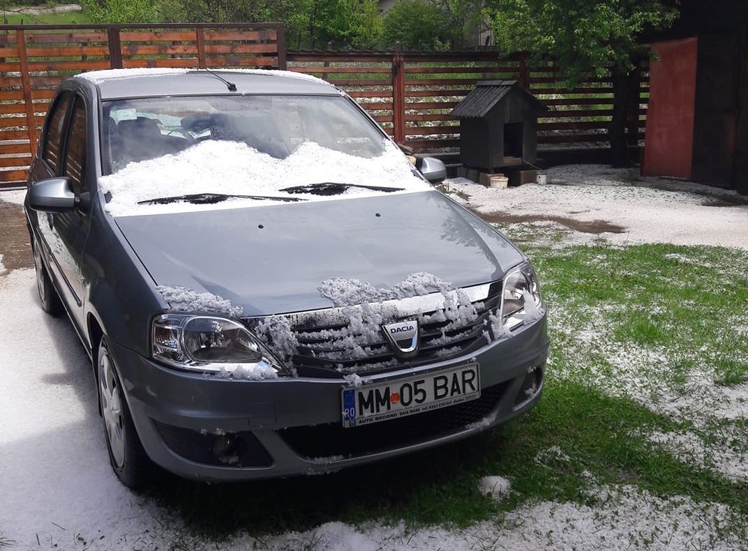 Curți acoperite de zăpadă în luna mai