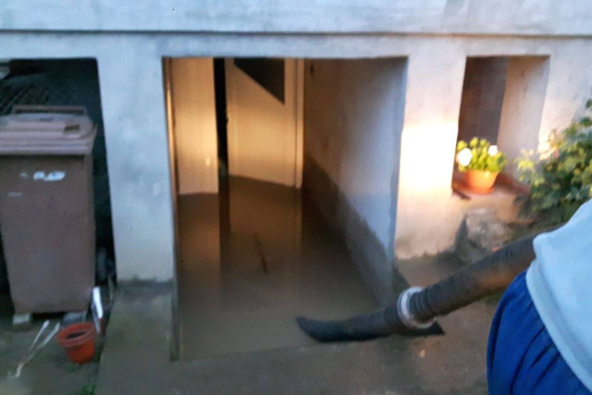 Drum distrus și gospodării inundate