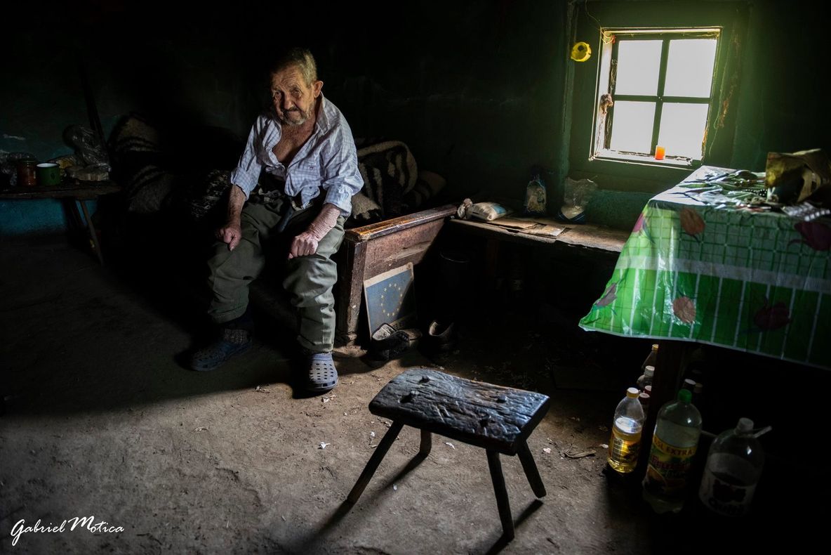 Imagini impresionante cu bătrânii  Maramureșului uitați de lume