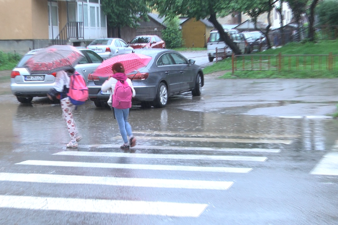 Bălțile formate la trecerile de pietoni le dau bătăi de cap sighetenilor