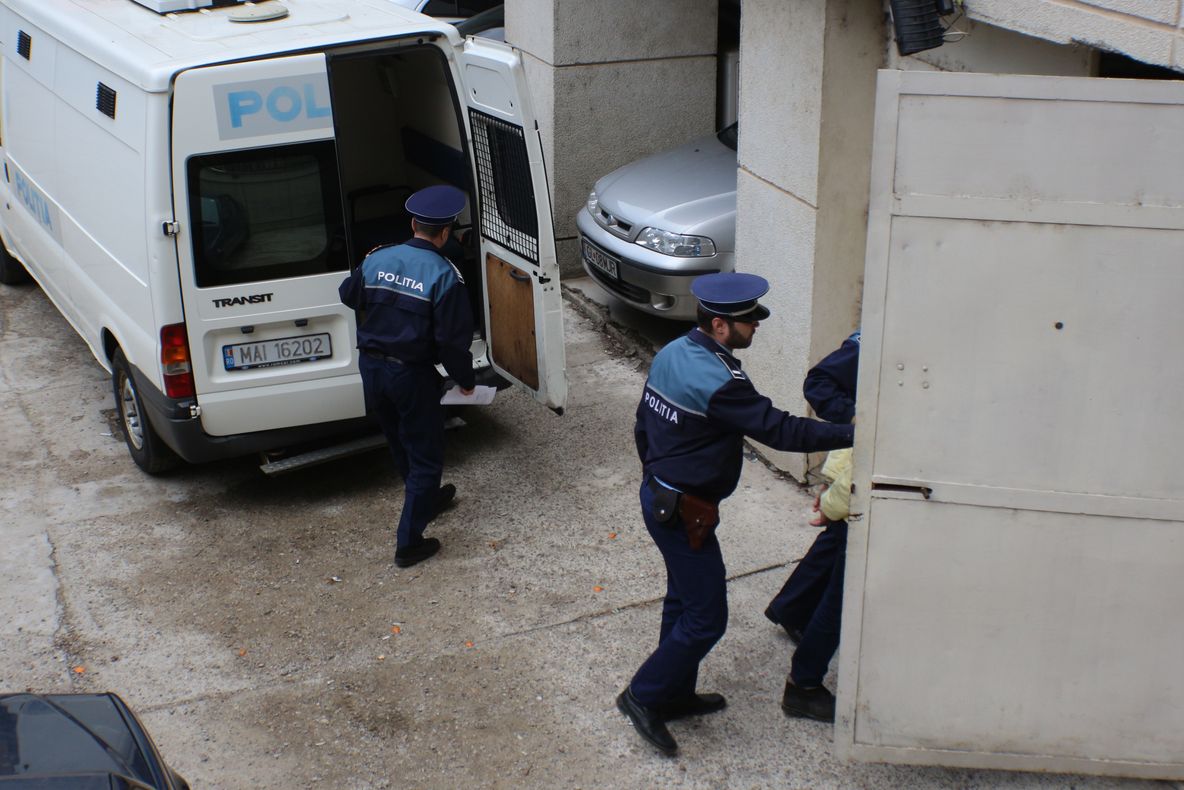 Persoane urmărite naţional, depistate şi încarcerate de poliţişti