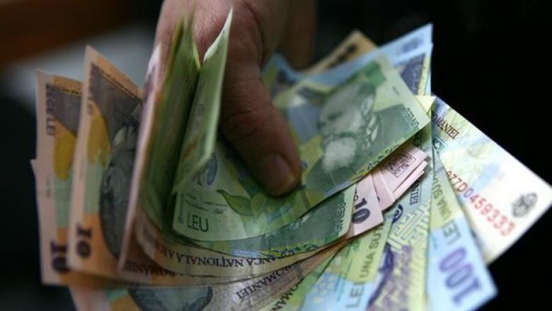 ATENŢIE PE CINE PRIMIŢI ÎN CASĂ! A primit un set de oale, însă a rămas fără 600 de lei