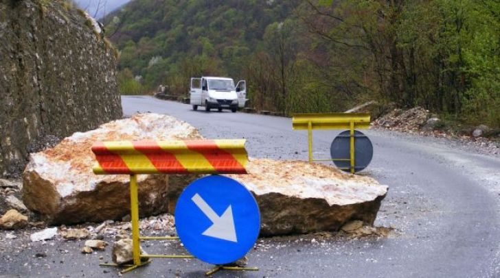 Drumul județean DJ 109F, afectat de căderi de pietre în Pasul Rotunda