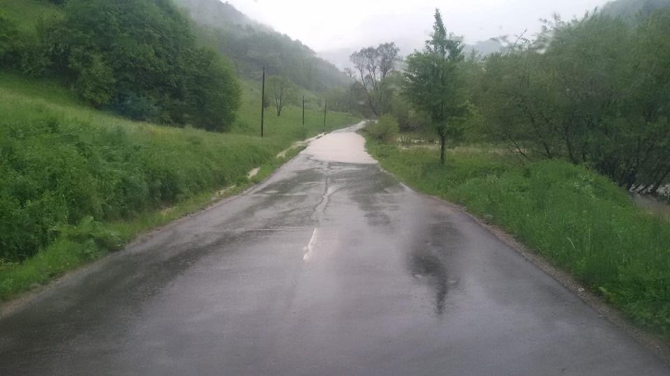 Trafic restricţionat pe DJ188 şi alunecare de teren la Bârsana