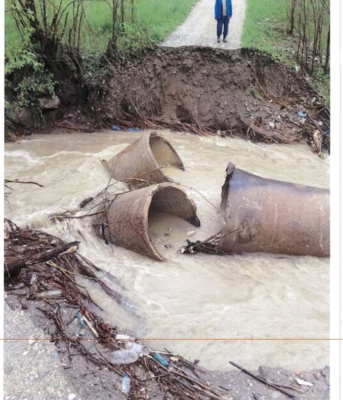 60 de persoane izolate din cauza unui pod distrus