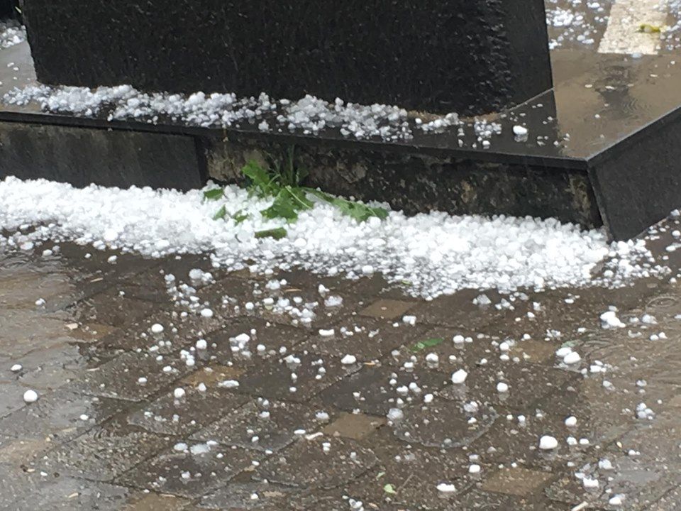 Grindină cât pietrele pe străzile din Baia Mare