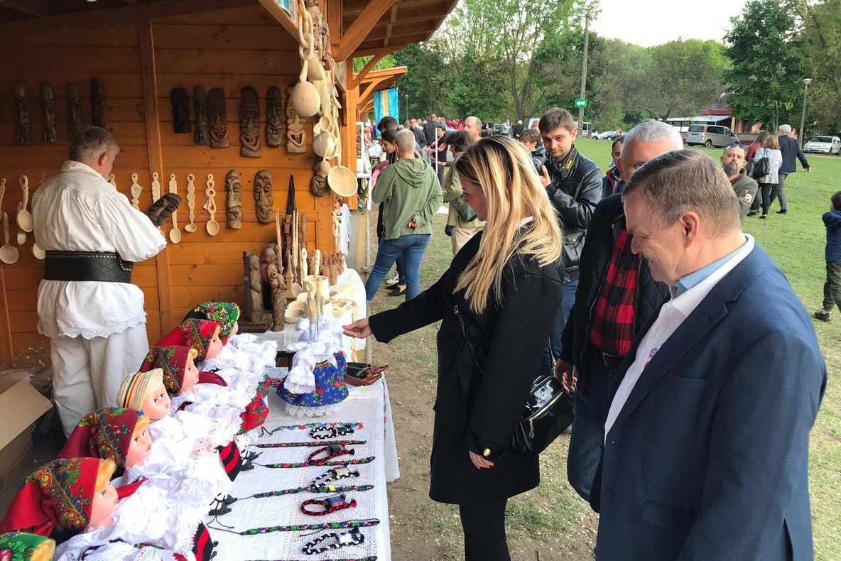 Standul delegației CJ Maramureș deschis la “Zilele Lacului Tisza - Tomek”, vizitat de turiști maghiari