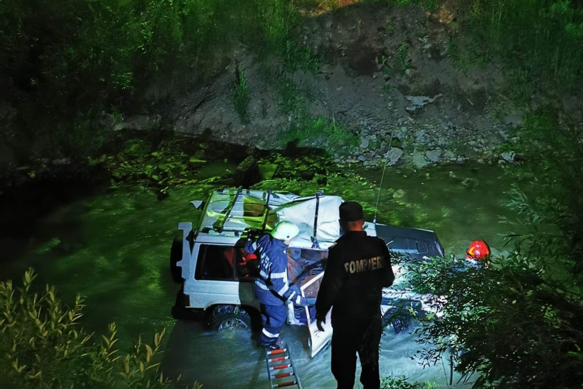 ( FOTO) Accident grav în Borșa. O mașină în care se aflau 2 persoane a căzut în râul Cisla